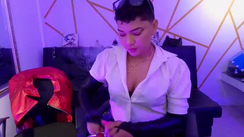 Snapshot of ise_lunny chatting on 09.11.25 isabela online show from 09.11.25