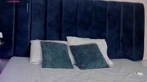 Isis Larah online show from 01.17.26