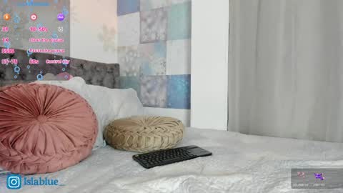 Isla Blue online show from 04.09.26