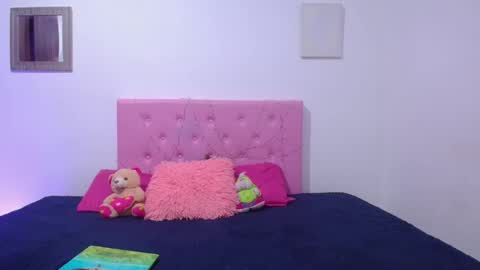 Snapshot of issa_kitty chatting on 03.04.25 issa_kitty online show from 03.04.25