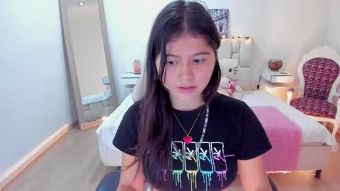 Snapshot of issa_loren chatting on 11.06.25 Issa online show from 11.06.25