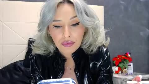 IssaSmyth online show from 05.16.26