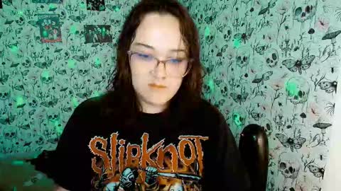 Snapshot of issis_demon chatting on 02.17.26 Yiz online show from 02.17.26