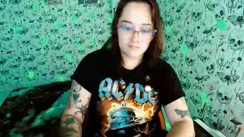 Snapshot of issis_demon chatting on 03.03.26 Yiz online show from 03.03.26