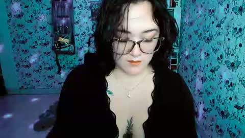 Snapshot of issis_demon chatting on 08.08.26 Yiz online show from 08.08.26