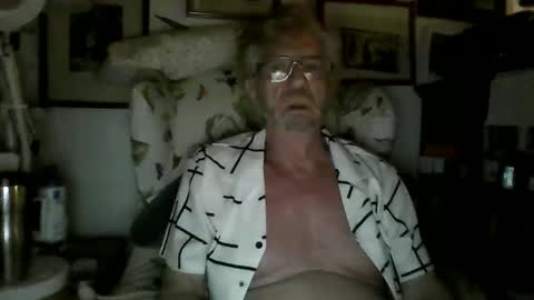 Snapshot of isubmissiveslut chatting on 05.15.26 ImYourBitch online show from 05.15.26