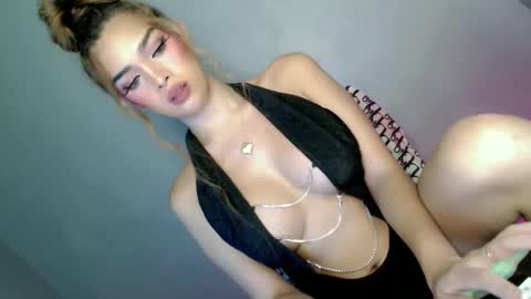 Snapshot of its_me_hedone chatting on 02.25.25 Pixie online show from 02.25.25