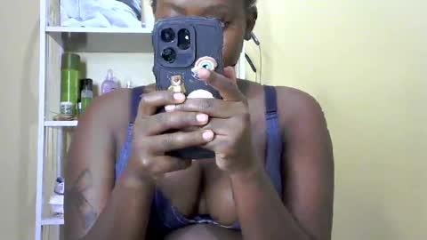 Snapshot of its_sweet chatting on 02.28.25 BigAss horny online show from 02.28.25