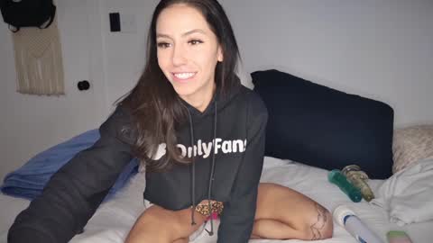 Snapshot of itscaylawatsun chatting on 01.09.25 itscaylawatsun online show from 01.09.25