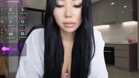 Queen Liya online show from 10.30.25