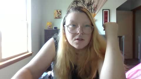 Snapshot of itsglitch222 chatting on 09.13.25 Itsglitchh222 online show from 09.13.25