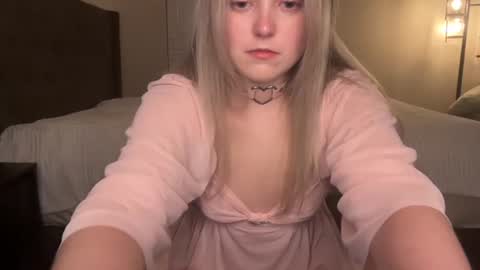 Snapshot of itz_lunaa chatting on 10.31.25 itz_lunaa online show from 10.31.25