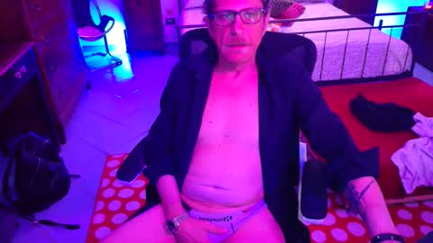 Snapshot of ivariello chatting on 09.24.25 yves online show from 09.24.25