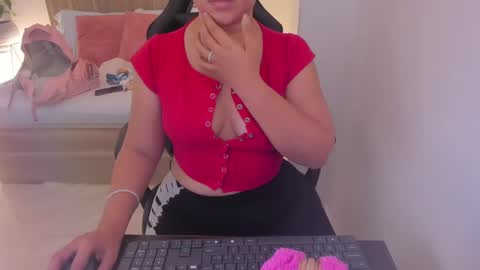 Snapshot of izaro_22 chatting on 01.22.25 Iza online show from 01.22.25