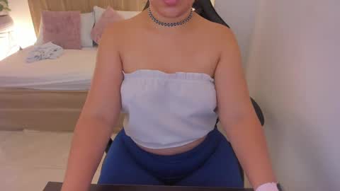 Snapshot of izaro_22 chatting on 02.06.25 Iza online show from 02.06.25