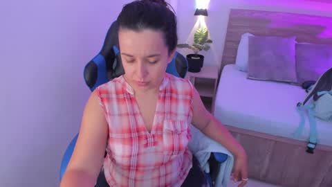 Snapshot of izaro_22 chatting on 09.16.25 Iza online show from 09.16.25