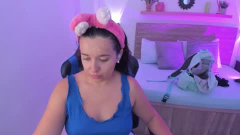 Snapshot of izaro_22 chatting on 09.18.25 Iza online show from 09.18.25