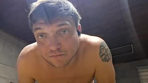 Snapshot of izealvaro chatting on 09.17.25 izealvaro online show from 09.17.25