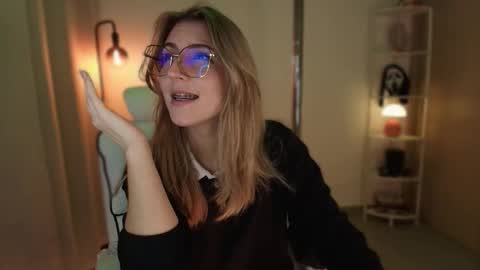 Linda Sofia help me get to 100 thumbs up online show from 12.01.25