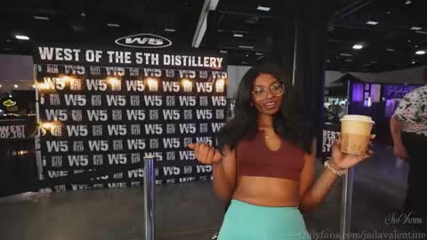 Snapshot of jada_valentine chatting on 11.08.25 Jada online show from 11.08.25