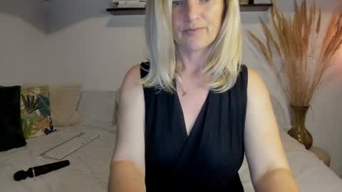 Snapshot of jadore_able82 chatting on 05.26.26 elena online show from 05.26.26