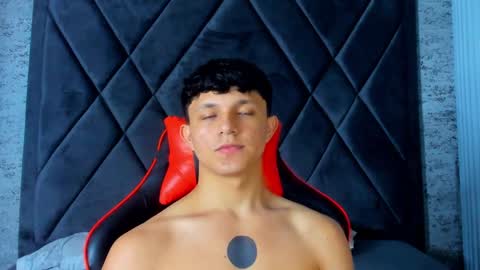 Snapshot of jamesgolden_ chatting on 03.04.25 jamesgolden_ online show from 03.04.25