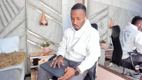 Snapshot of jamesparck chatting on 01.10.25 James online show from 01.10.25