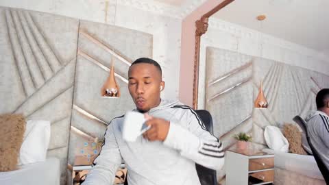 Snapshot of jamesparck chatting on 01.12.25 James online show from 01.12.25