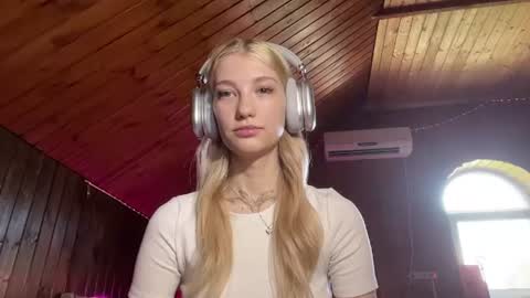 Snapshot of janicesivertsen chatting on 06.22.26 Elsa online show from 06.22.26