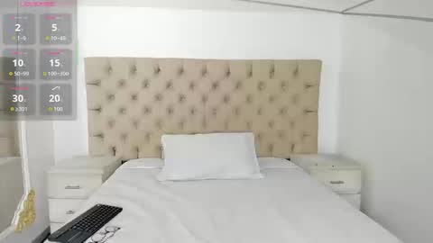 Snapshot of janneblossom chatting on 09.11.25 Janne  online show from 09.11.25