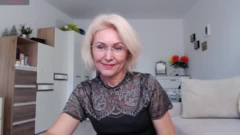 Snapshot of jasmin18v chatting on 09.25.25 Jasmin room for people 40 online show from 09.25.25