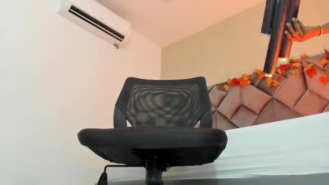 jax black online show from 10.08.25