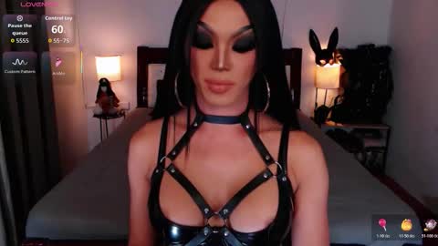 Queen Jenifer online show from 10.28.25