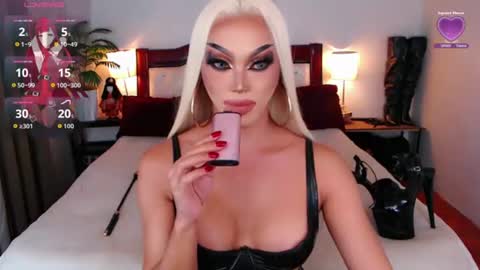 Snapshot of jenifers_body chatting on 06.12.26 Queen Jenifer online show from 06.12.26