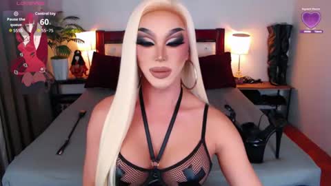 Snapshot of jenifers_body chatting on 06.26.26 Queen Jenifer online show from 06.26.26