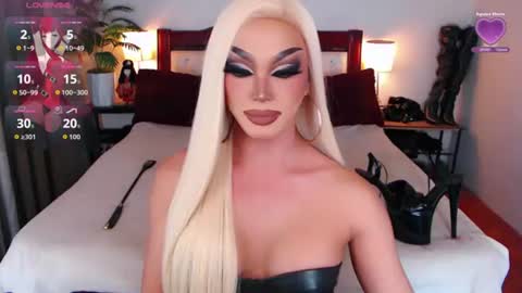 Snapshot of jenifers_body chatting on 07.12.26 Queen Jenifer online show from 07.12.26