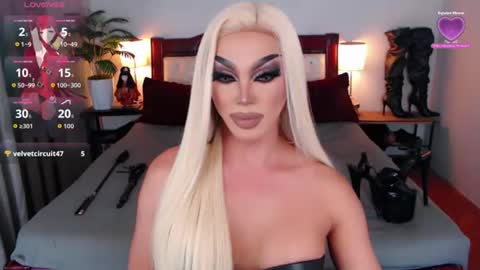 Snapshot of jenifers_body chatting on 07.23.26 Queen Jenifer online show from 07.23.26