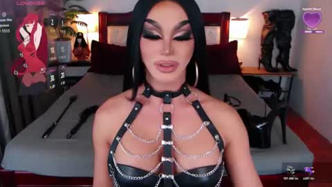 Snapshot of jenifers_body chatting on 07.25.26 Queen Jenifer online show from 07.25.26