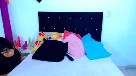 Snapshot of jenng18 chatting on 11.26.25 jenn online show from 11.26.25