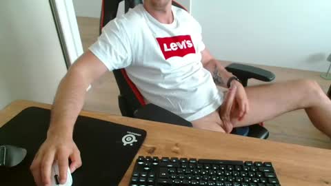 Snapshot of jerklove1006 chatting on 06.01.26 Boy likes daddies online show from 06.01.26