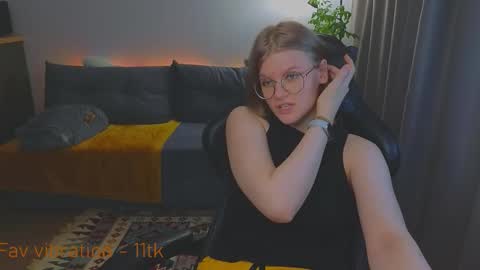 Snapshot of jess0e9 chatting on 10.02.25 JessieVibes online show from 10.02.25