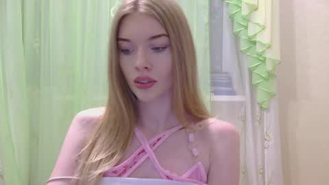 Snapshot of jessika__peach chatting on 09.23.25 Marina online show from 09.23.25