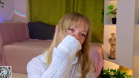 Snapshot of jewellhogan chatting on 04.17.26 Gwen online show from 04.17.26