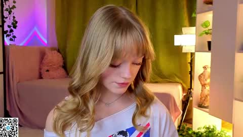 Snapshot of jewellhogan chatting on 04.28.26 Gwen online show from 04.28.26