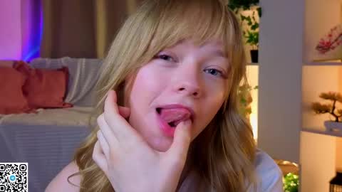 Snapshot of jewellhogan chatting on 05.17.26 Gwen online show from 05.17.26