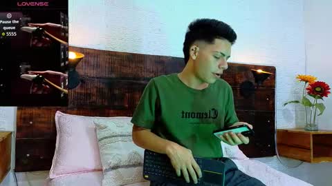 Snapshot of jhosuavega chatting on 10.04.25 jhosuavega online show from 10.04.25