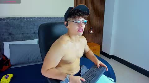 Snapshot of jhoumod_21 chatting on 11.13.25 jhoumod_21 online show from 11.13.25