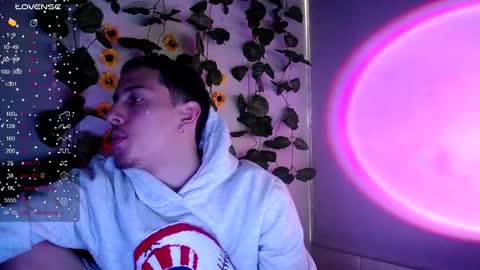 Snapshot of johan_parker222 chatting on 09.21.25 johan_parker222 online show from 09.21.25