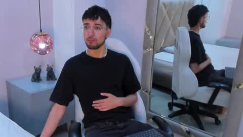 Snapshot of jonnygreey chatting on 11.17.25 JonnyGreey online show from 11.17.25