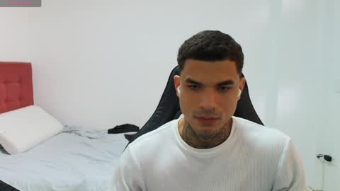 Snapshot of juan_gomez_1 chatting on 04.25.26 juan_gomez_1 online show from 04.25.26